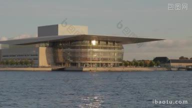 海景哥本哈根歌剧院坐落在海岸的港口快艇航行通过